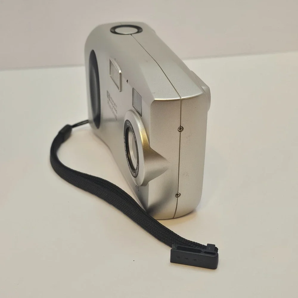 HP Photo Smart 215 digital camera with memory card powers up 4 AA's not included